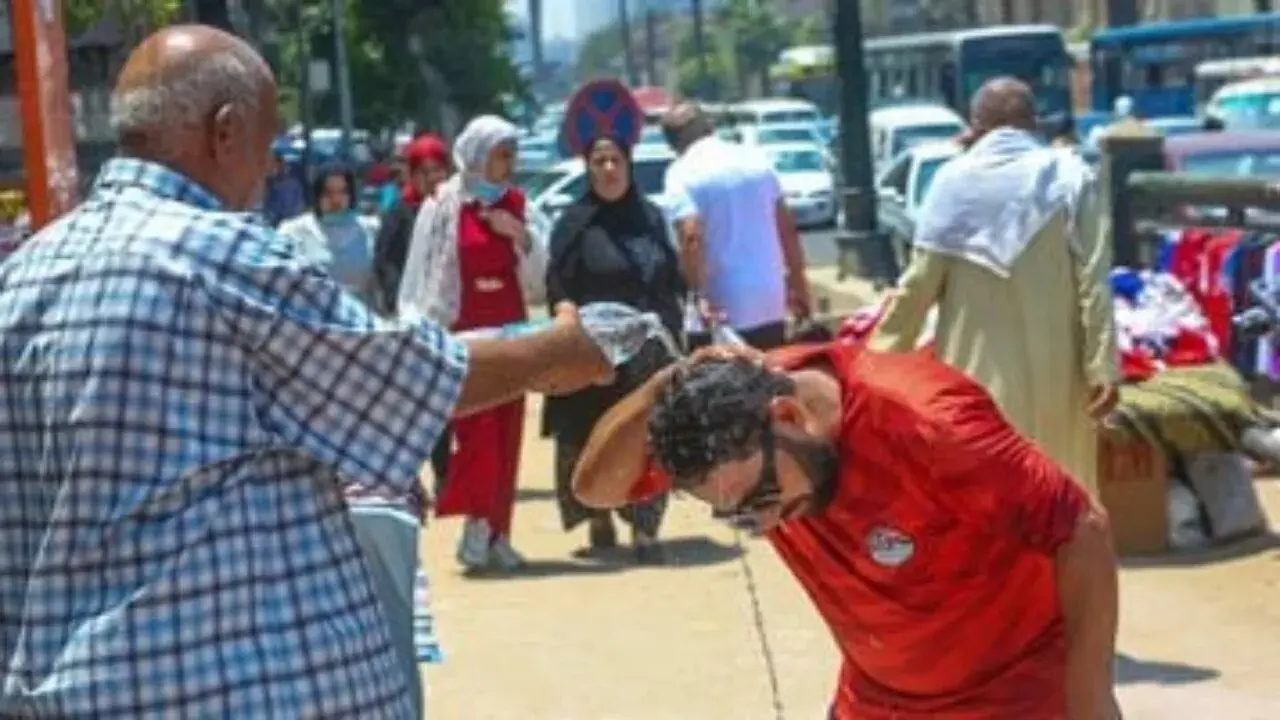 ذروة الموجة الحارة تضرب البلاد غدا وسط تحذيرات بارتداء الملابس الصيفية الخفيفة